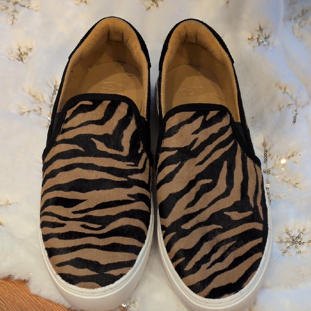 UGG Cahlvan Slip on Sneaker Tiger Print Black and Tan Slip-On Shoes W8